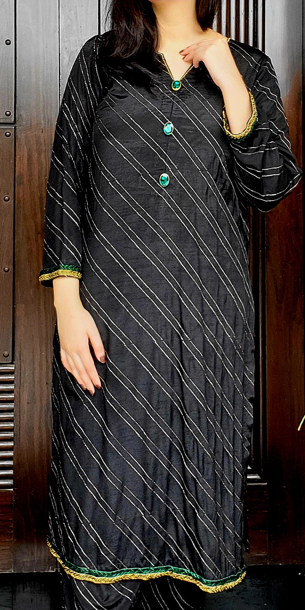 Saiyaara – 2 Piece Black Grip Set with Golden Tari Work - Image 2